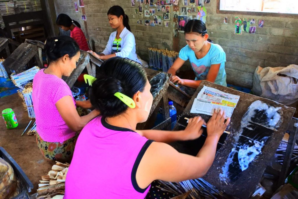 ミャンマーの葉巻工房で作業をする女性たち