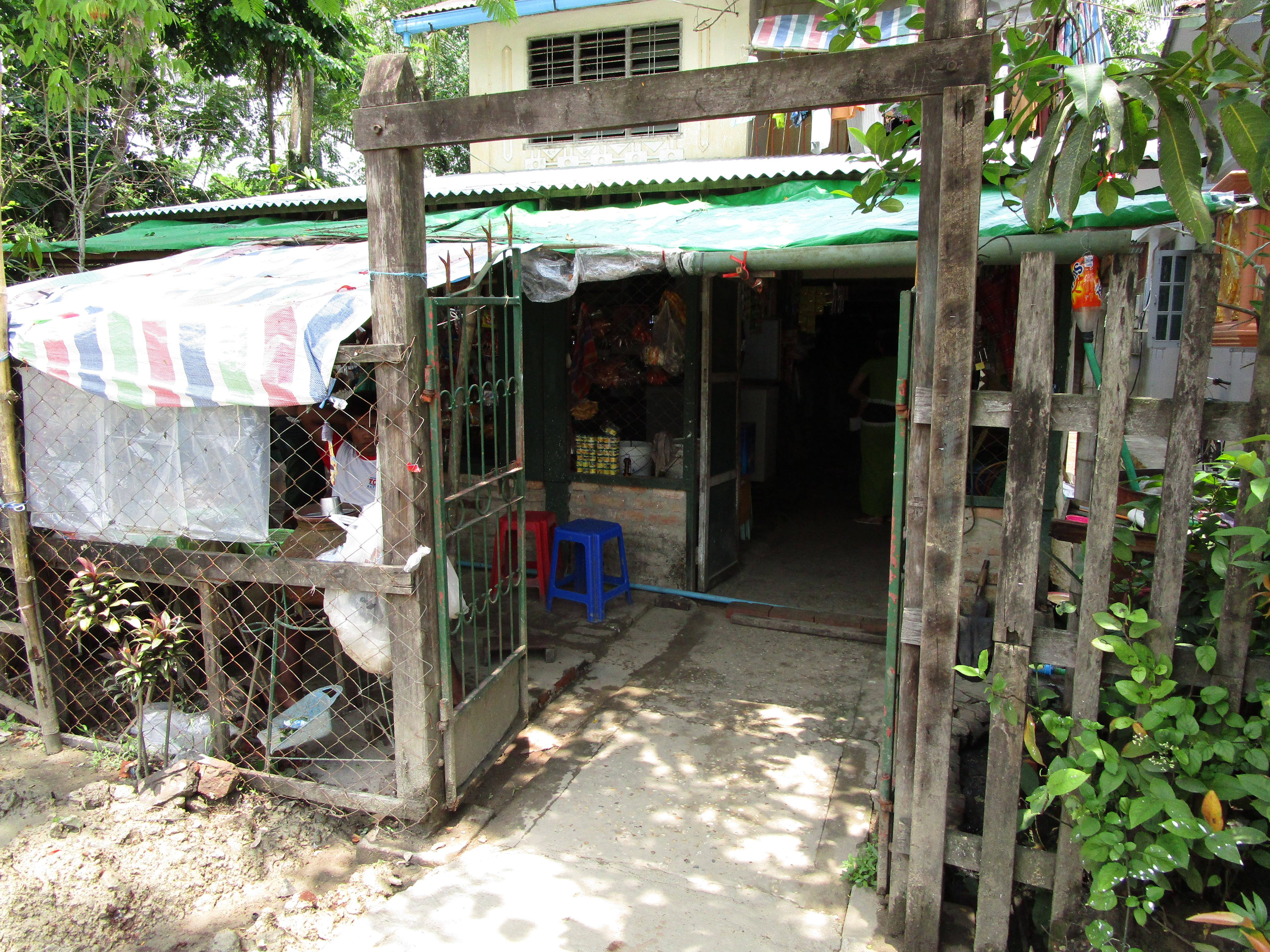 ミャンマーの雑貨屋、外観