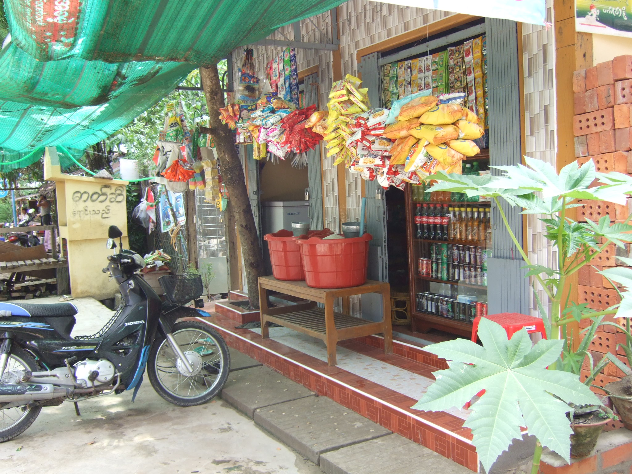 ミャンマーの雑貨屋