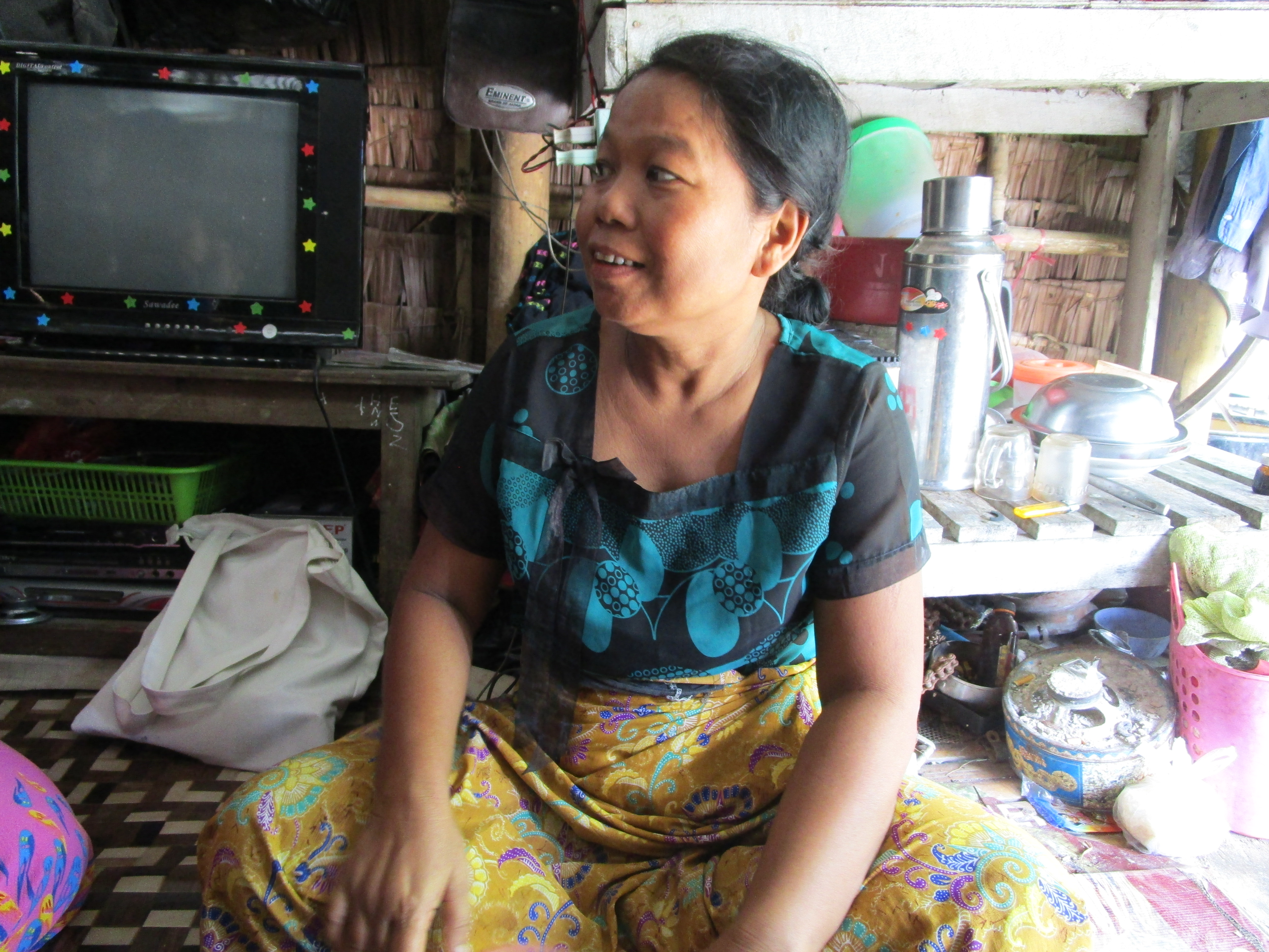ミャンマー、スラムのお母さん