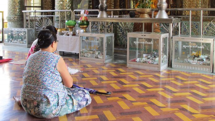 ミャンマーのパゴダで祈る人々