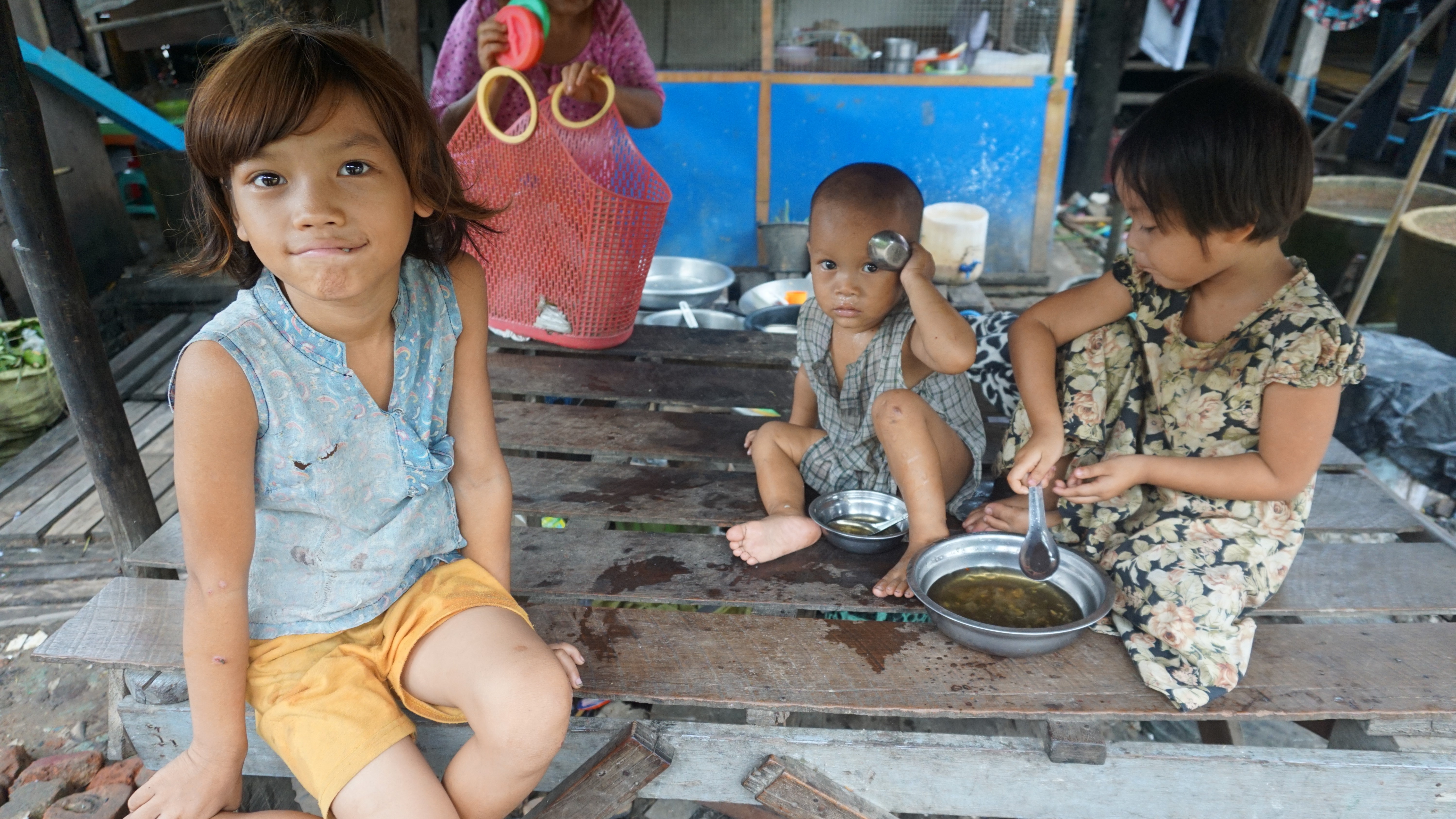 ミャンマーのスラムに住む子供の夢「医者になること ...