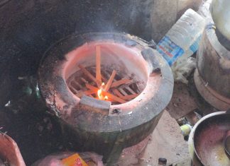 着火剤なんて必要ない!2種の木材を活かした火起こしとは。 薪コンロ