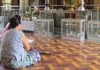 ミャンマーのパゴダで祈る人々