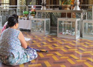 ミャンマーのパゴダで祈る人々