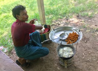 閑散期を活用!農家のおじさんが始めたスナックの露店商 ミャンマー露天商